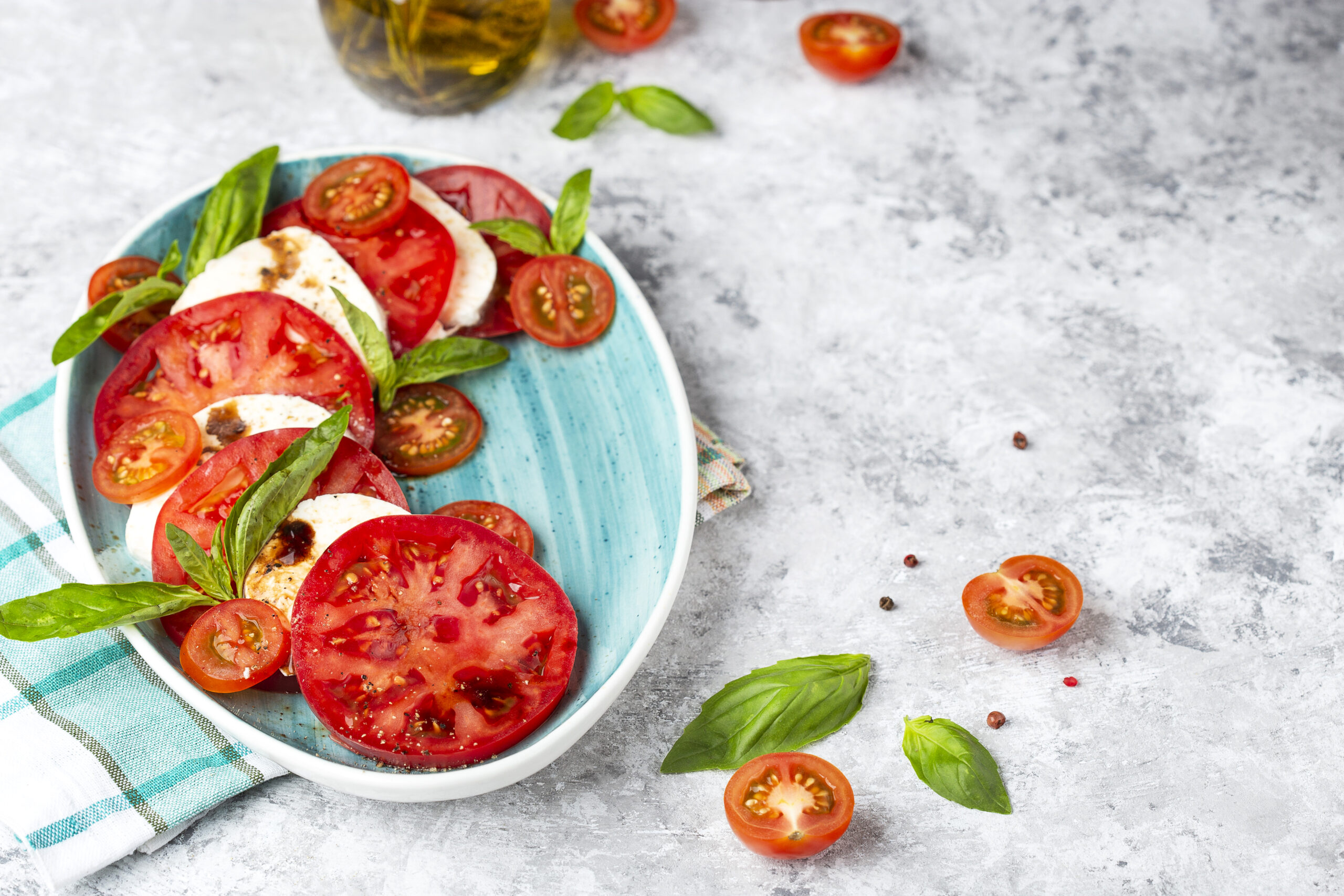 Ensalada Caprese con Mozzarella Spiga Gourmet y Albahaca