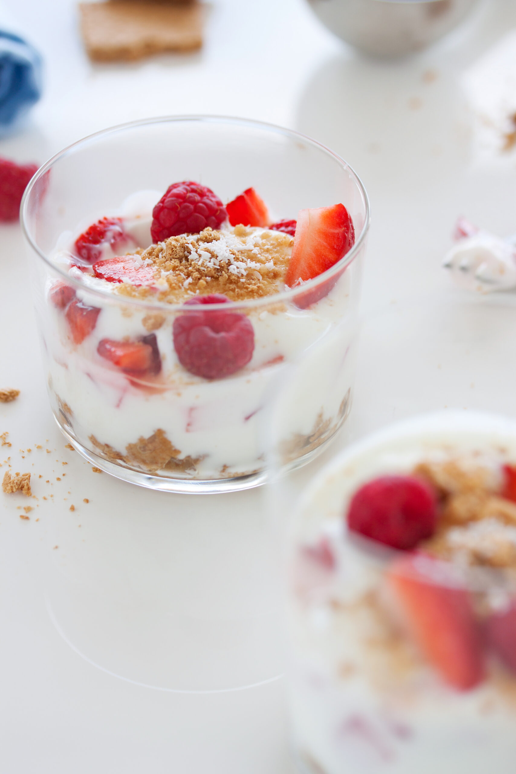Postre en vaso de mascarpone con frutos rojos y galleta