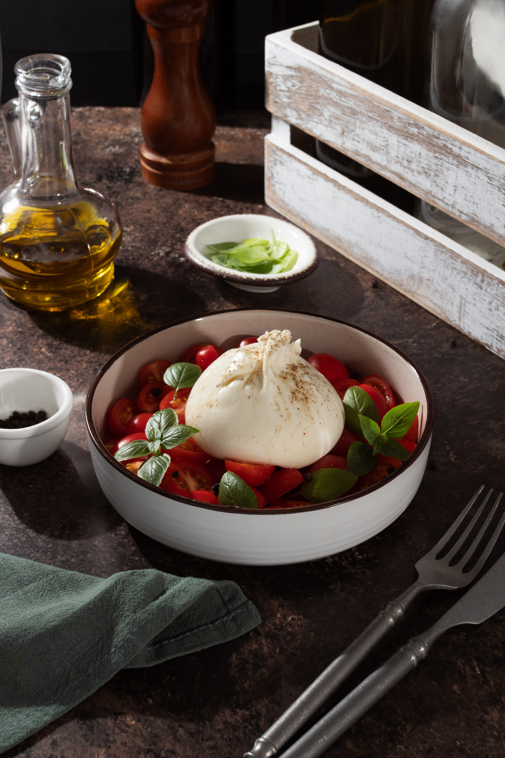 Burrata sin lactosa con tomates cherry frescos y albahaca